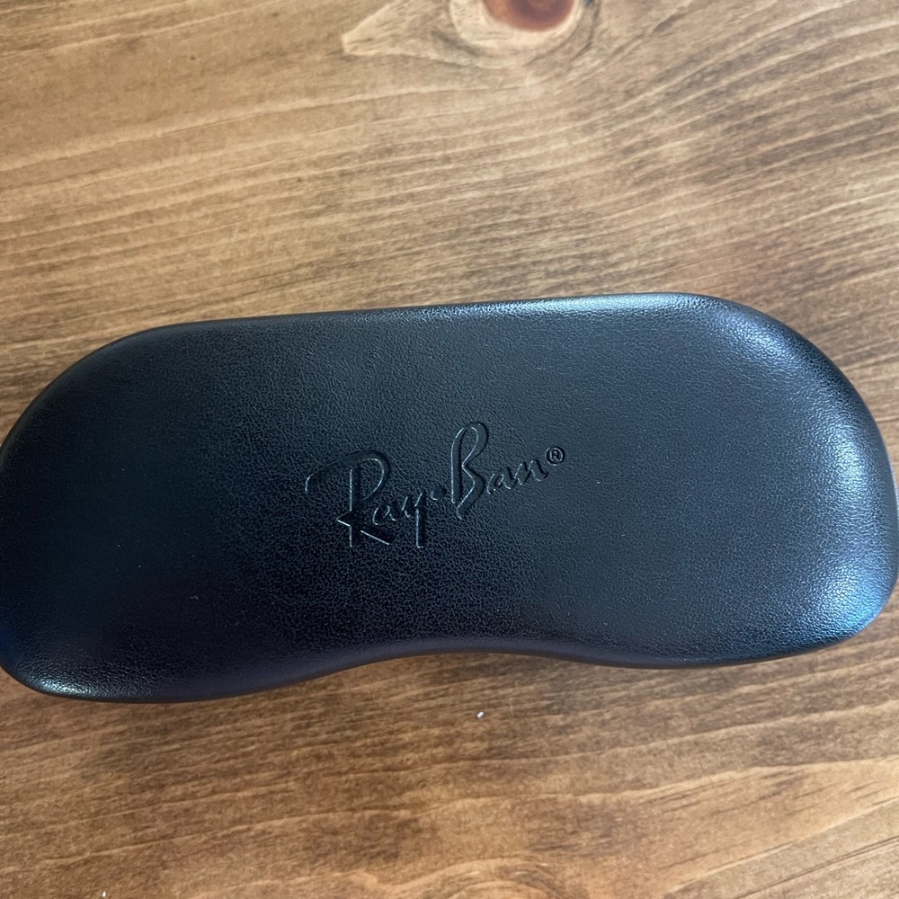 Black rayban glasses with Case - Picture 2 of 3